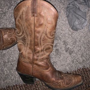 Women’s Ariat cowgirl boots